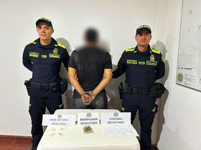 Detienen a joven que lanzó bolsa con estupefacientes desde motocicleta tras percatarse de la policía