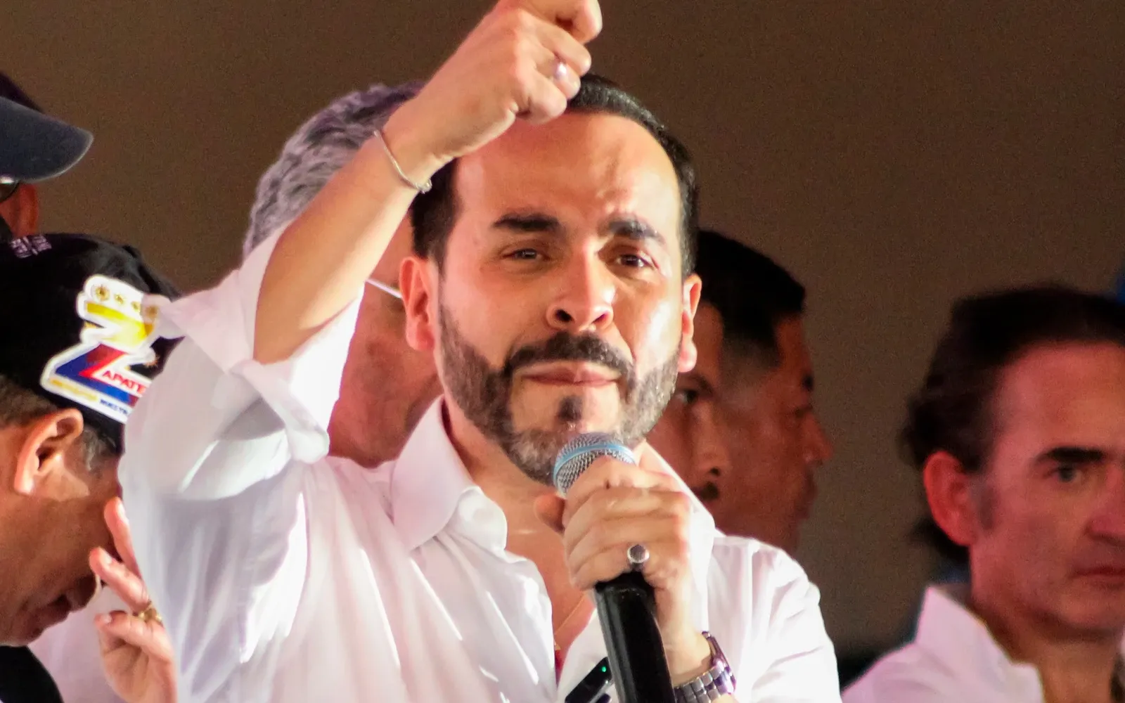 Debate presidencial: “Que la prensa no se deje arrodillar por Cepeda”, el mensaje de Abelardo a los medios