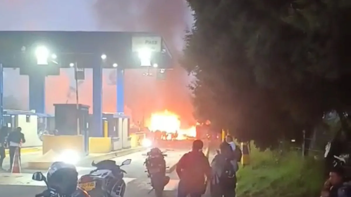 Explosión en peaje de Cogua  tras choque múltiple en la vía Zipaquirá–Ubaté