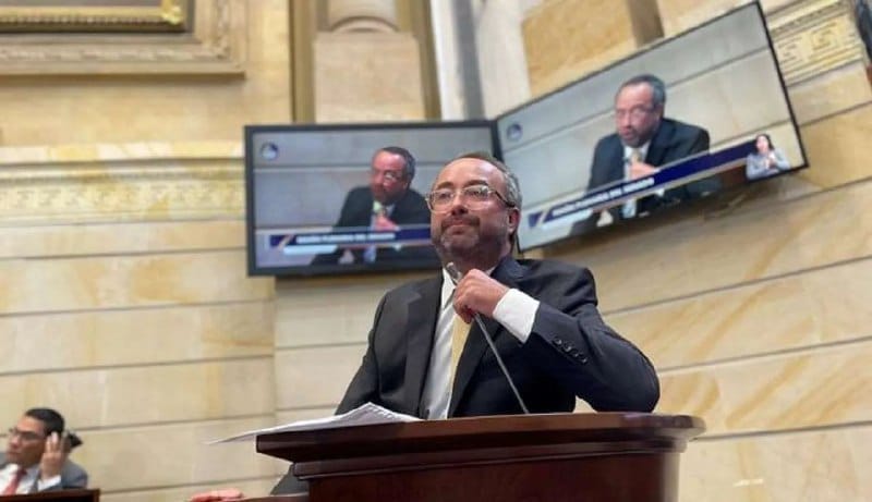 Condenado por corrupción pero sentado en el Senado: la polémica presencia de Ciro Ramírez en el Congreso