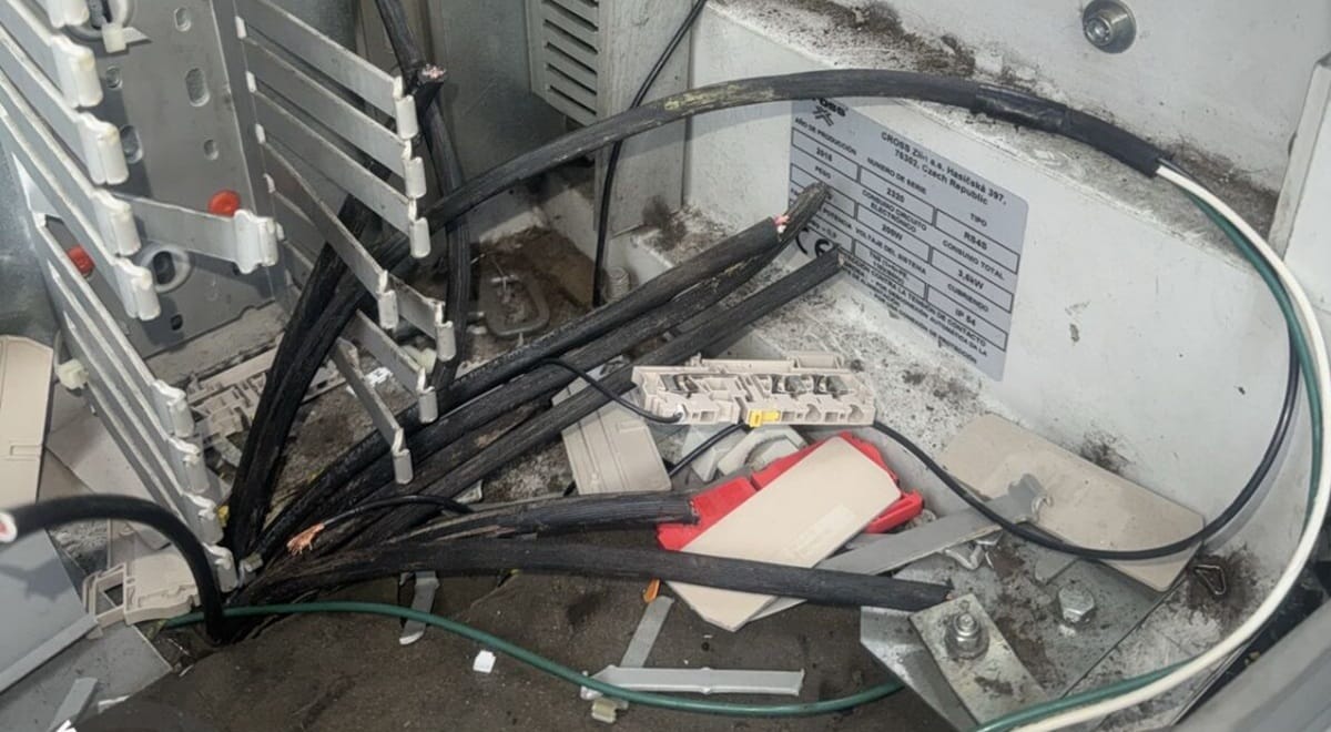 Robaba cableado subterráneo del sistema de semaforización y lo apresaron