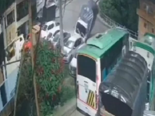 Camión sin control arrasó tres vehículos en la vía a Morrorrico, en Bucaramanga