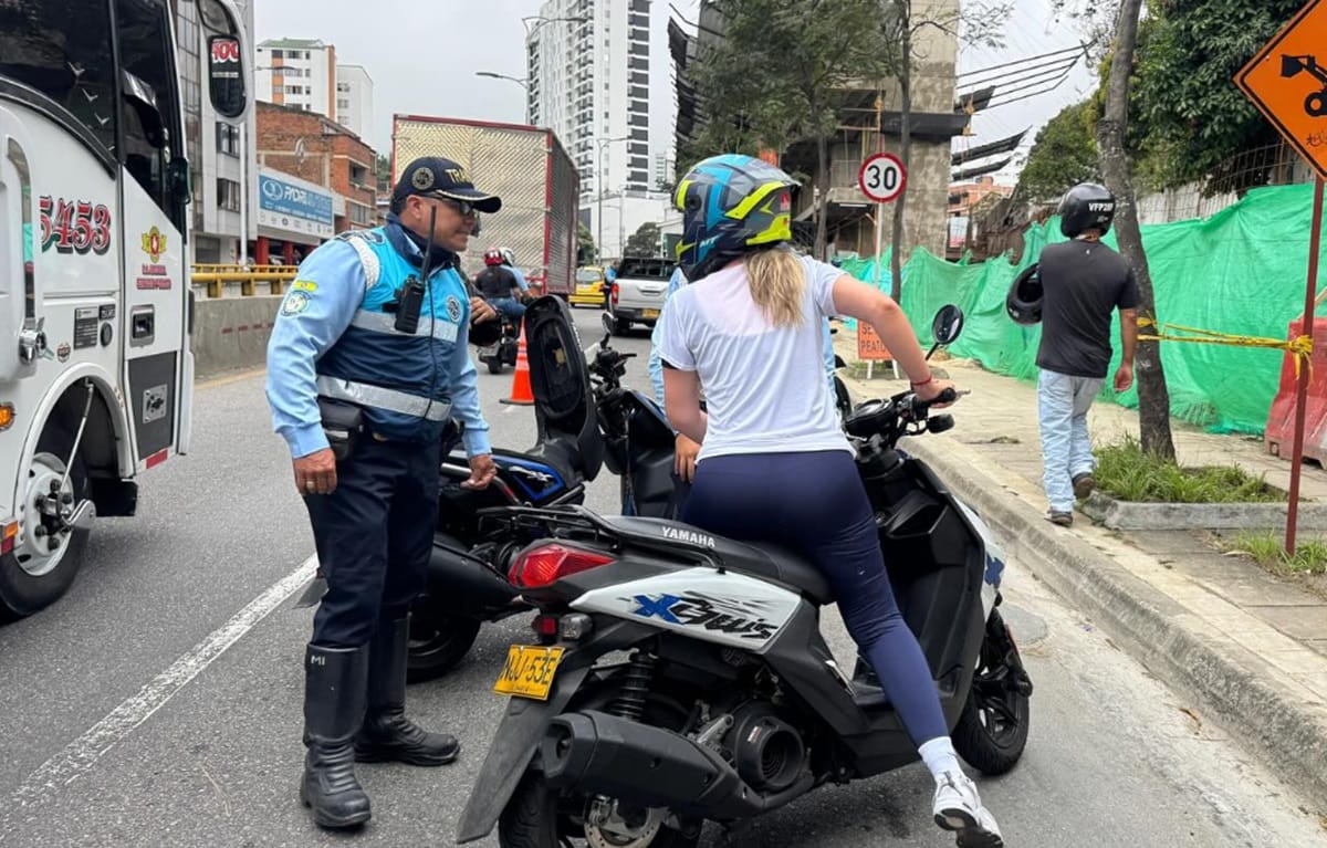 Peligrosas maniobras de motociclistas para esquivar los controles de Transito