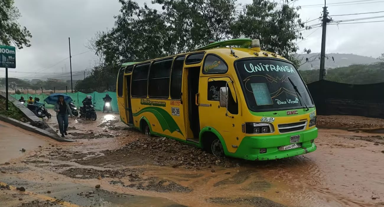 Vía recién pavimentada se transforma en barrial cada vez que llueve en Girón