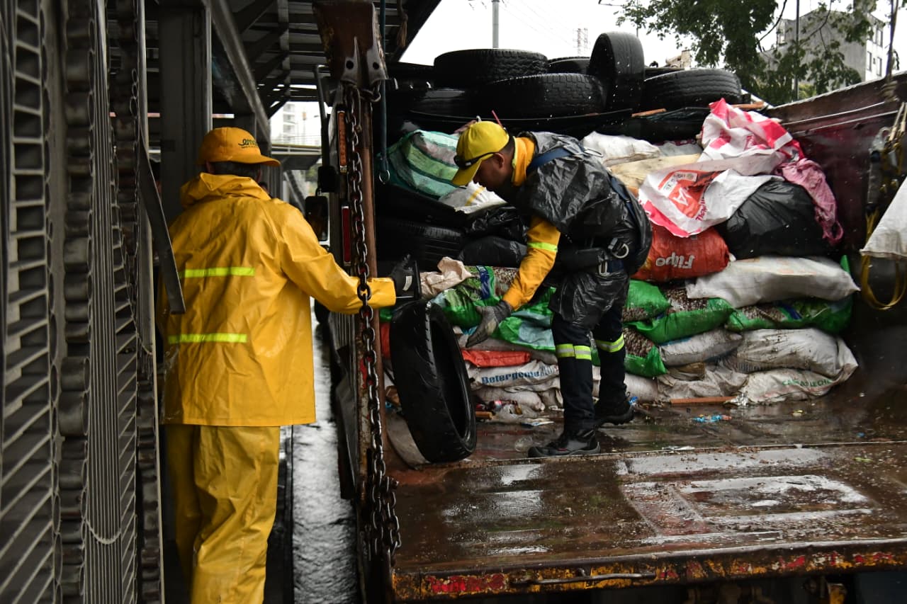 Alcalde Portilla y funcionarios del despacho ‘montados’ en la escoba