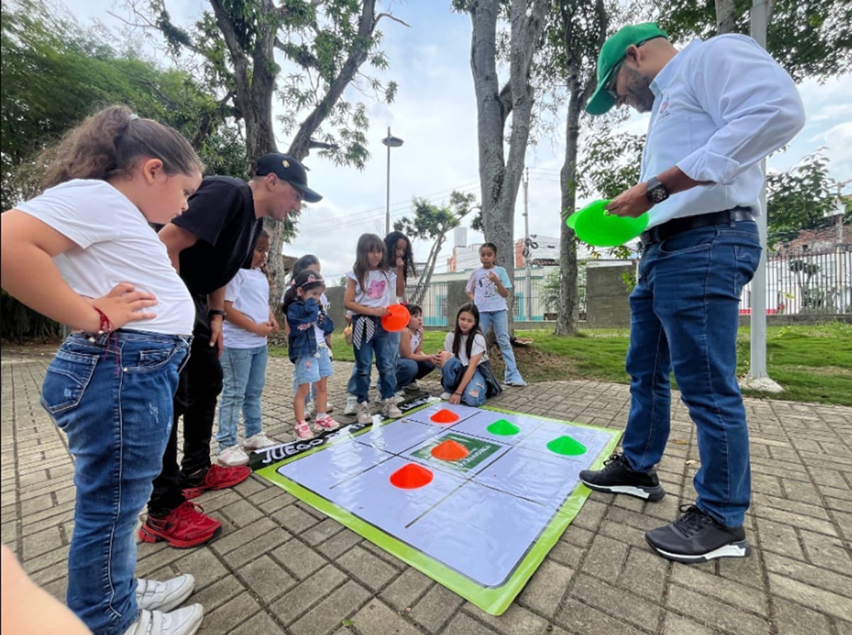 Niños juegan y aprenden en su mes de celebración