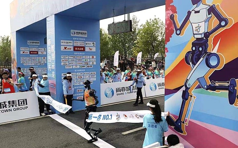 Robot humanoide gana  1/2 maratón y supera récord mundial