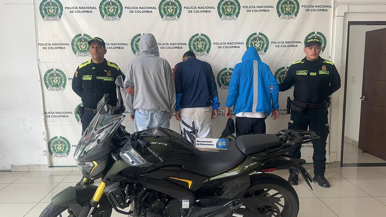 Caída de presuntos ladrones y recuperación exprés de motocicleta en Bucaramanga