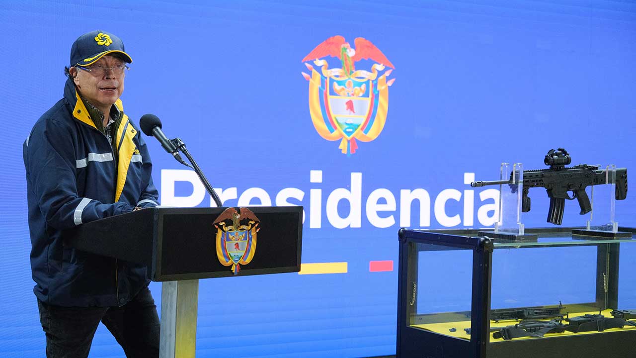 Ahora podremos matarnos con fusiles ‘made in Colombia’: Petro presentó el Fusil Jaguar, nacido en la tierrita