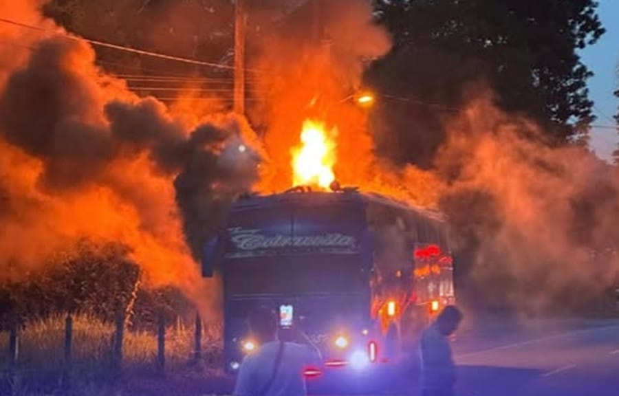 Incendio consumió de forma total un bus de agrupación vallenata en Rionegro,  Santander