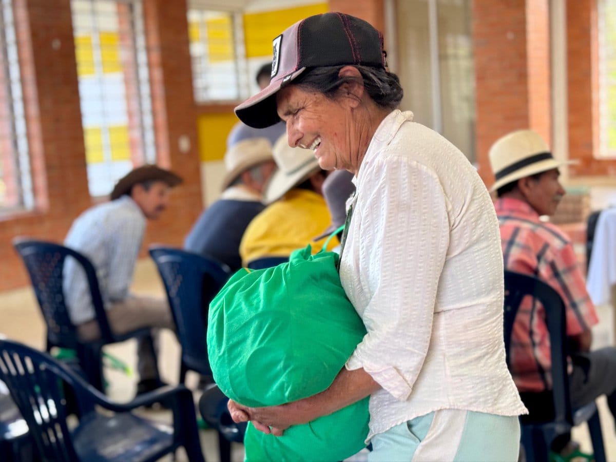 Estrategia Santander Contigo entrega canastas básicas a familias vulnerables