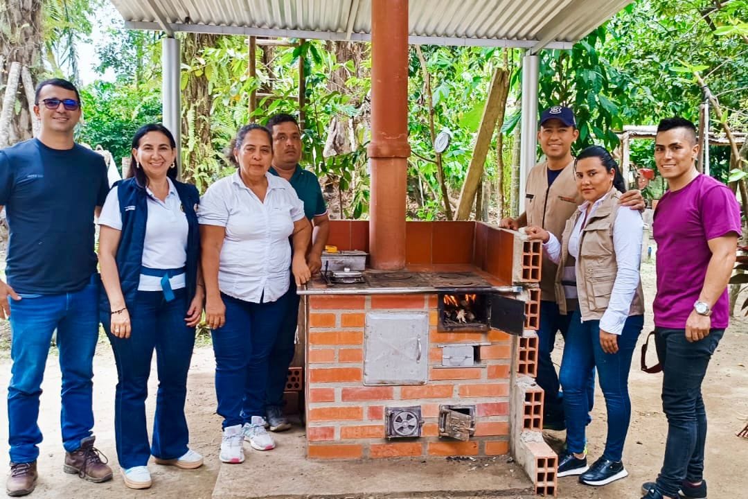 Medioambiente se cuida con estufas ecoeficientes en Santander