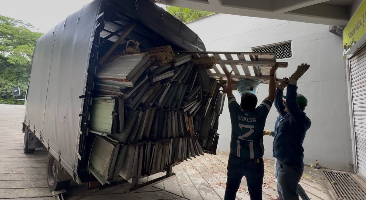 Cayeron desvalijadores de estaciones de Metrolínea con las manos en la chatarra