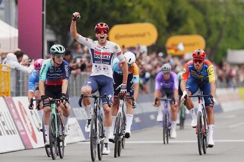 Paul Magnier dueño de la primera Maglia Rosa 2026