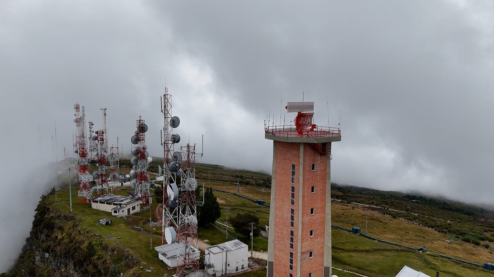 La Aeronáutica Civil activó la nueva estación tecnológica de radares en el sector El Picacho, Santander