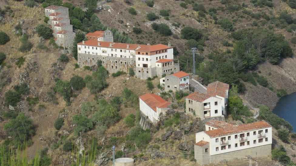 Compró un pueblo abandonado en España