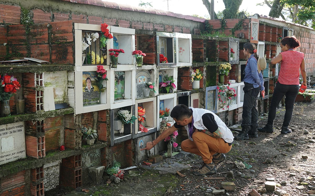 'Escarban' en el cementerio de Suratá para buscar víctimas del conflicto en Santander