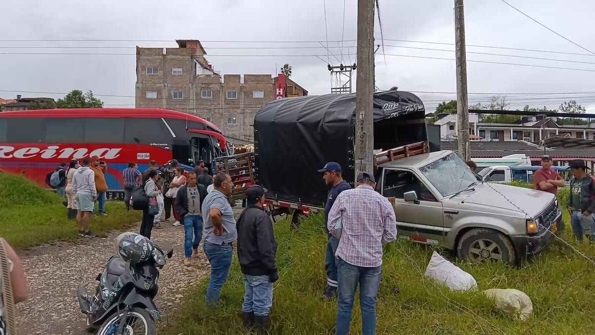 Tragedia vial en Santander: choque entre tres vehículos dejó un muerto y varios heridos