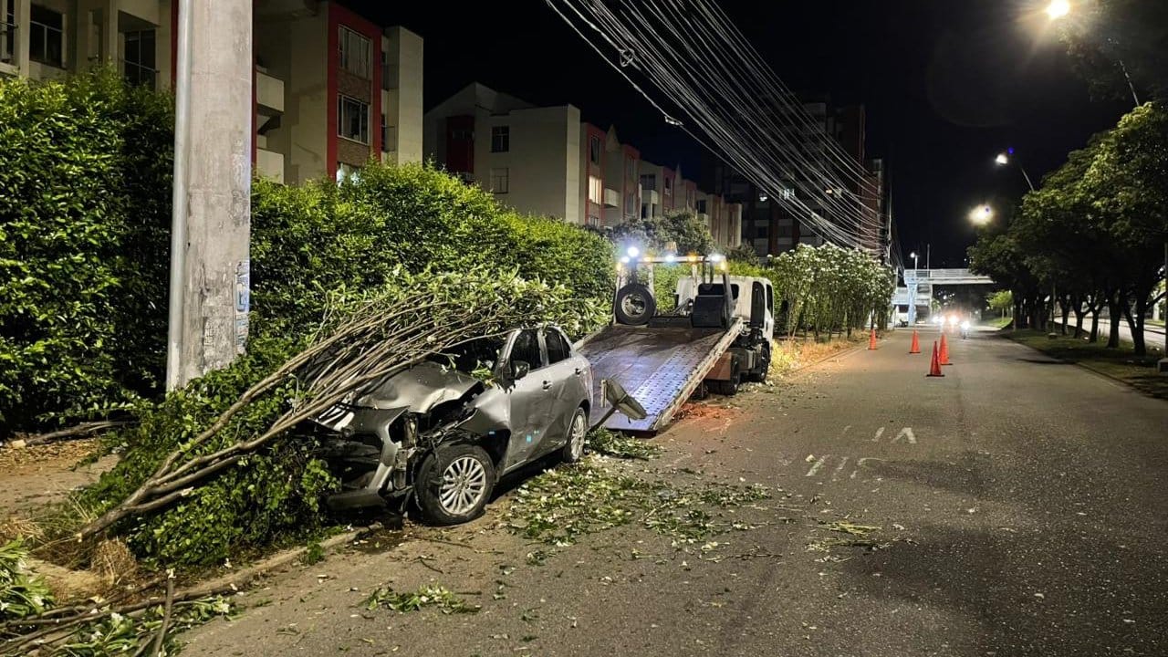 Buscan a conductor que estrelló su carro en la paralela de Floridablanca y huyó