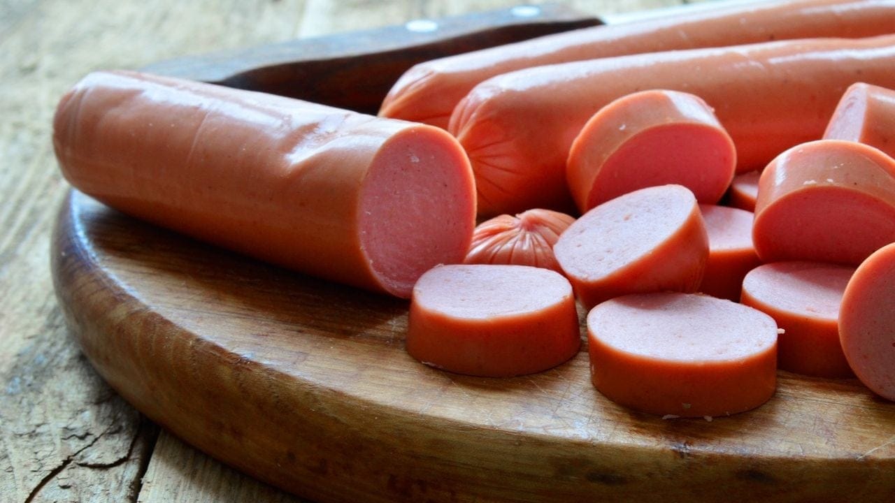 Alertan por ingredientes ocultos en salchichas económicas