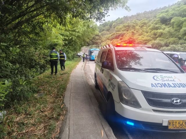 Maniobra prohibida terminó en tragedia: motociclista cayó a un abismo en la autopista a Floridablanca