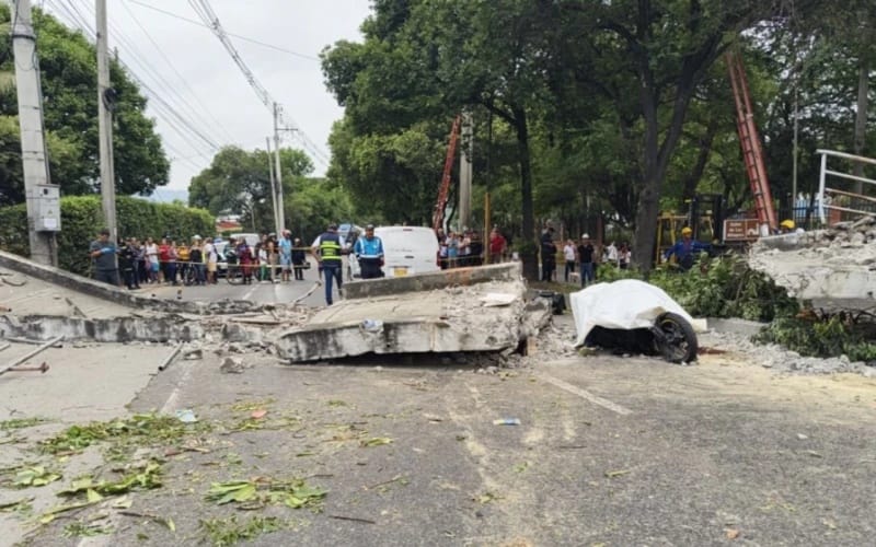 Tragedia en Girón: puente peatonal colapsó tras choque de tractomula y dejó un muerto y dos heridos
