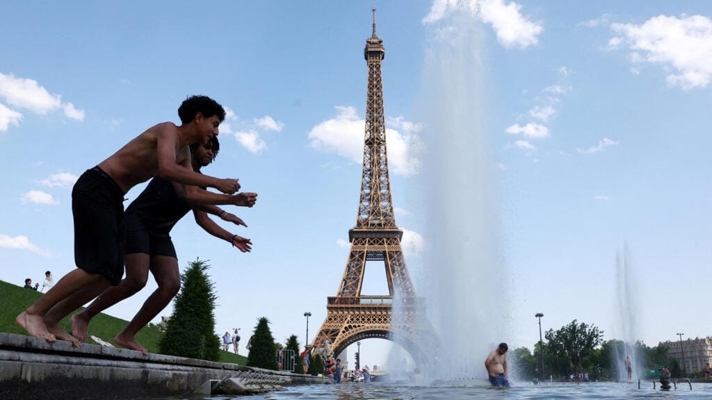 Ola de calor deja al menos 40 muertos en Francia y obliga al cierre de la Torre Eiffel