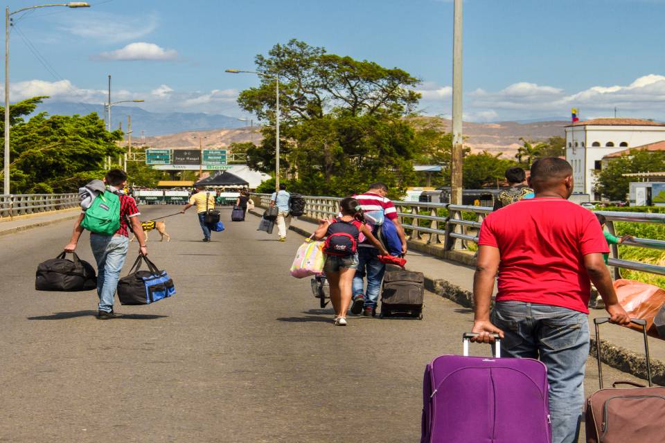 Cerca de 18.000 personas se vieron afectadas por desplazamiento y confinamiento durante mayo en el país