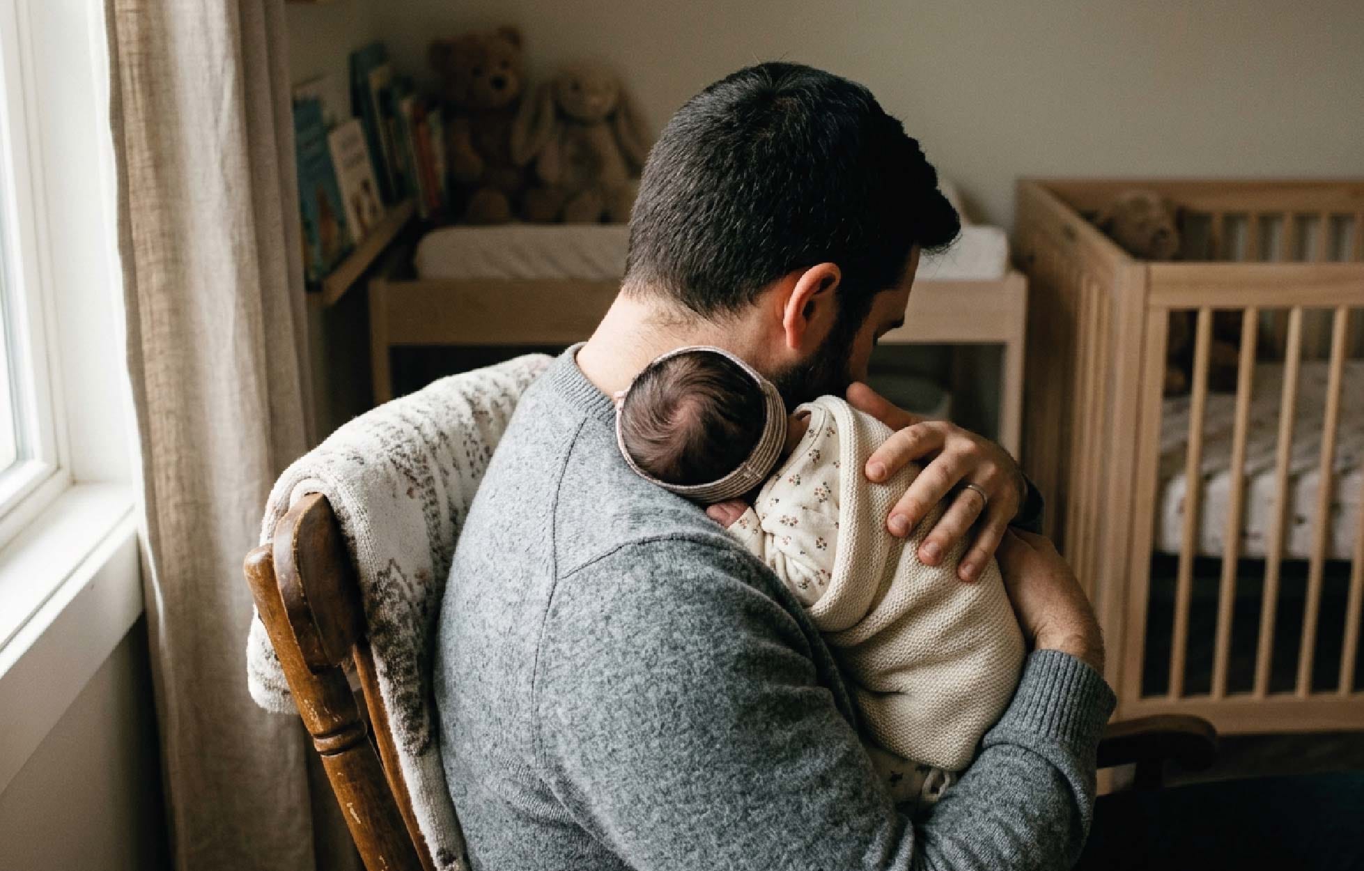 Corte protegió a un padre y a su hija recién nacida frente a un despido discriminatorio