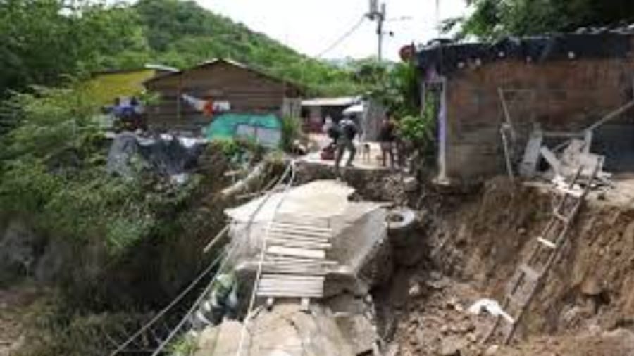 Asentamiento Nueva Esperanza II de Bucaramanga enfrentan en alto riesgo por derrumbe de una vía