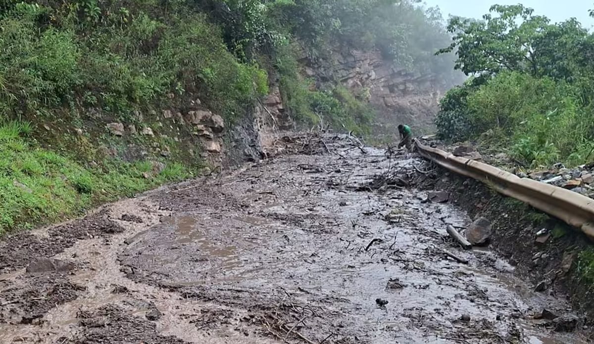 Movimientos de tierra y una quebrada paralizaron por completo la movilidad sobre la vía Los Curos - Málaga