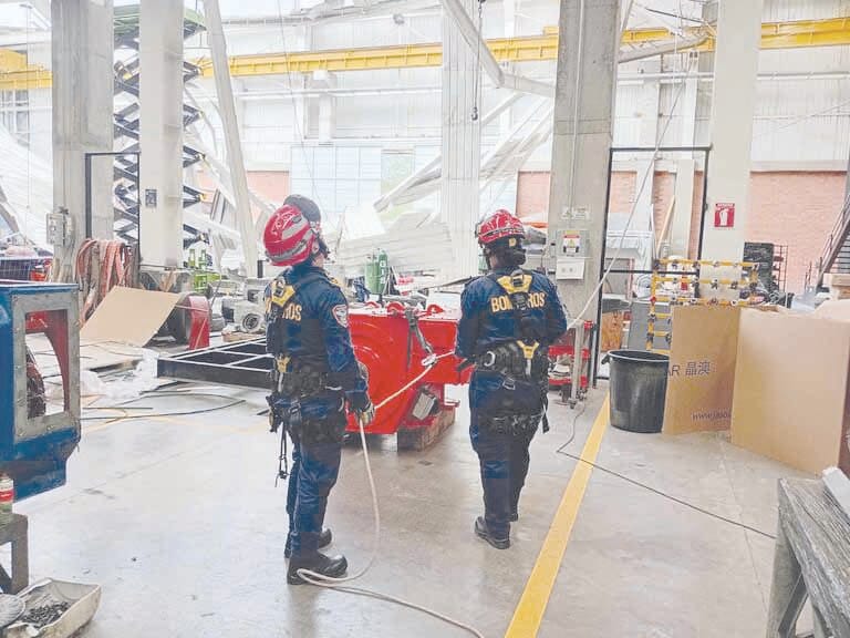 Tres heridos al colapsar  techo de bodega en Girón