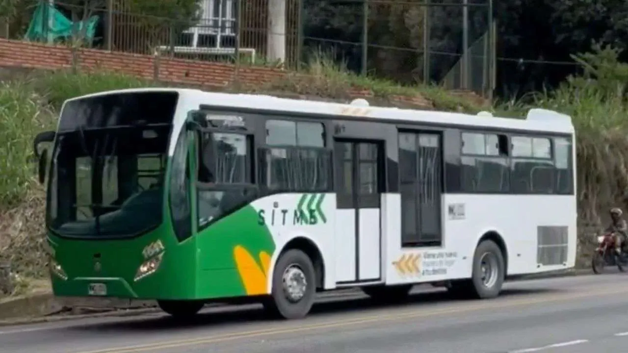 Denuncia ciudadana cuestiona salida de buses contratados por $8.500 millones para reforzar Metrolínea