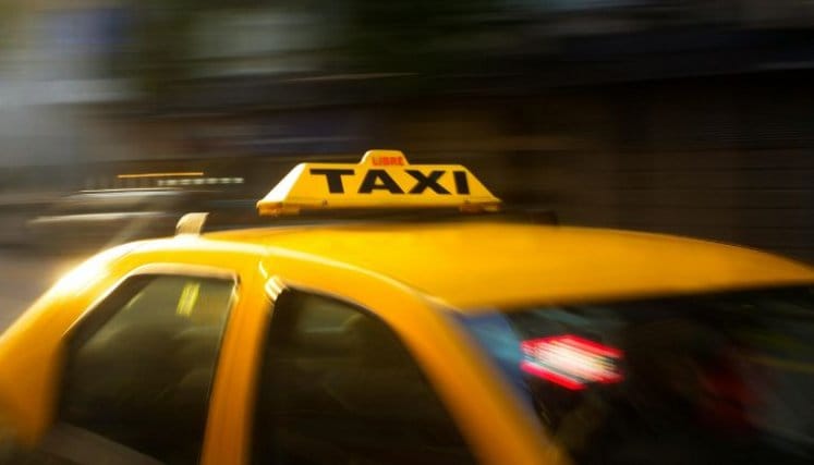 Taxista fue atacado luego de accidente con motociclista que iba en contravía en Santander