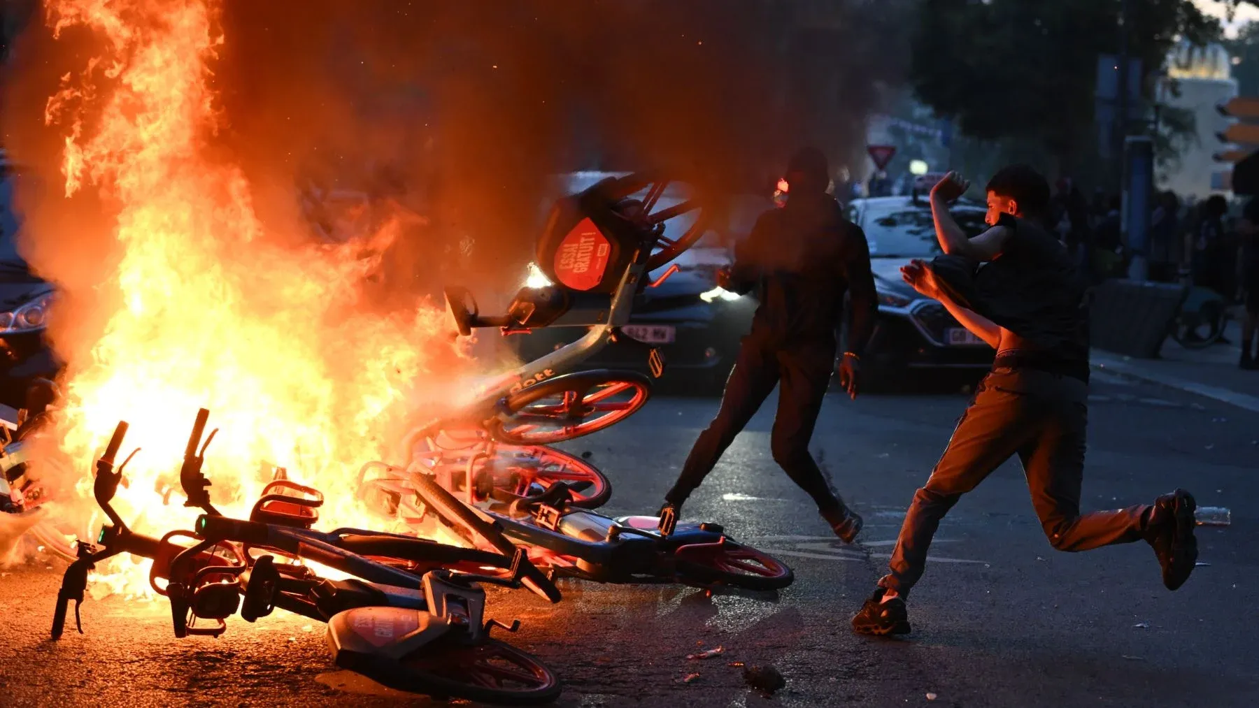 Casi 900 detenidos y 178 policías heridos tras los festejos del PSG en Francia