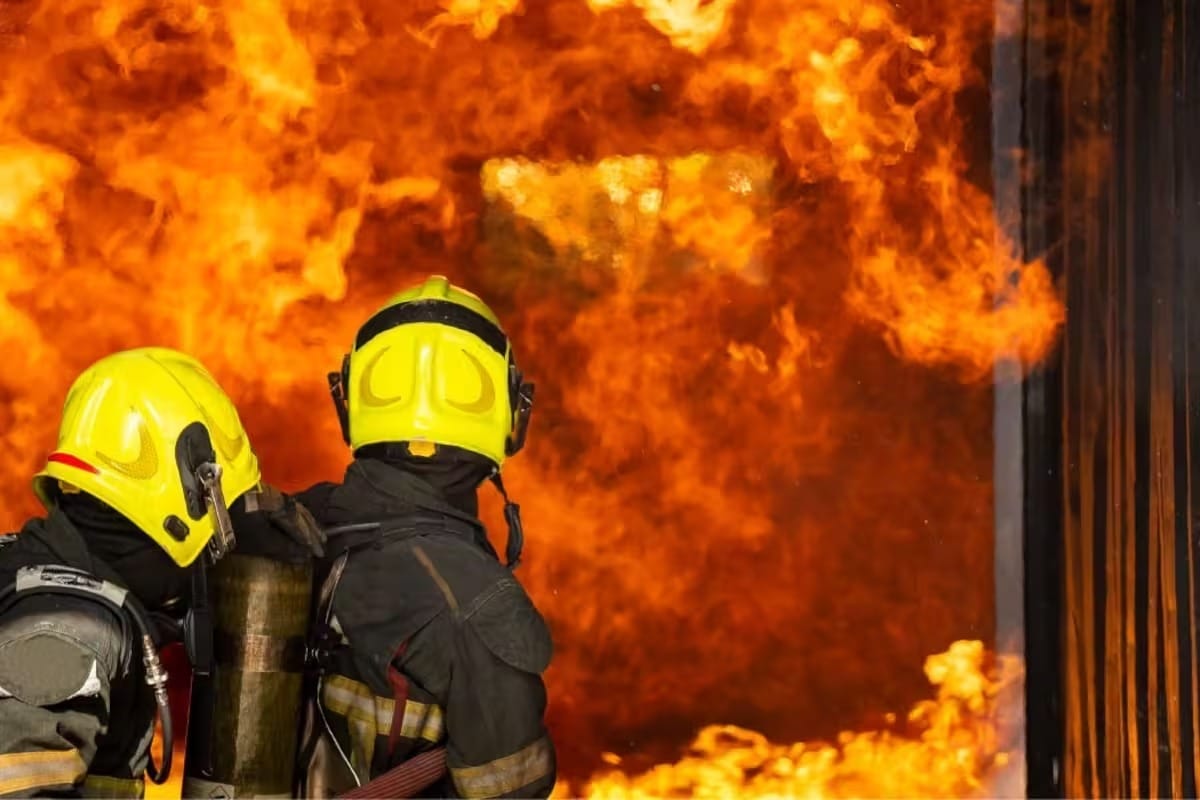 Voraz incendio en carpintería de Bucaramanga deja una persona muerta