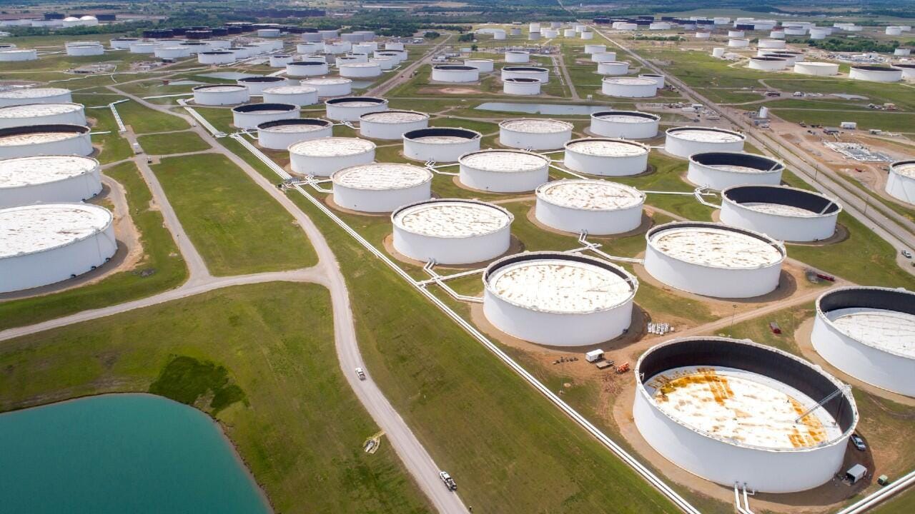 Reservas estratégicas de petróleo de Estados Unidos caen a su nivel más bajo en décadas