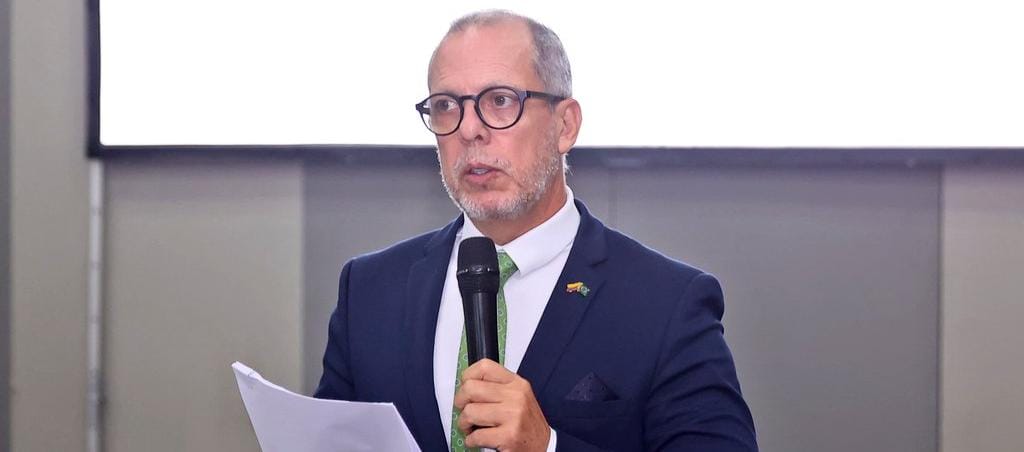 Procuraduría suspende al embajador Alfredo Saade por presunta participación en política