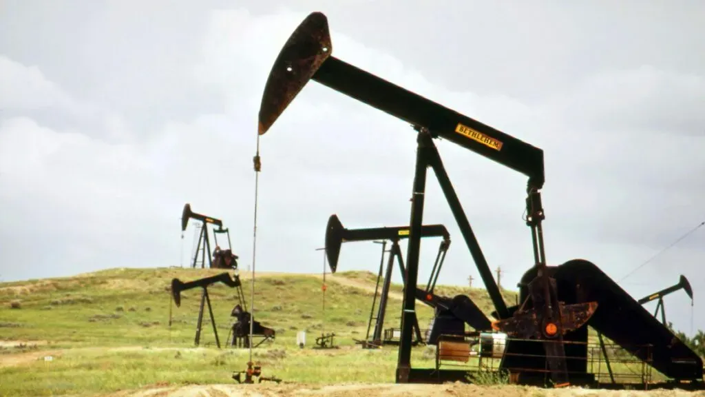 El petróleo se desploma tras señales de distensión entre Estados Unidos e Irán