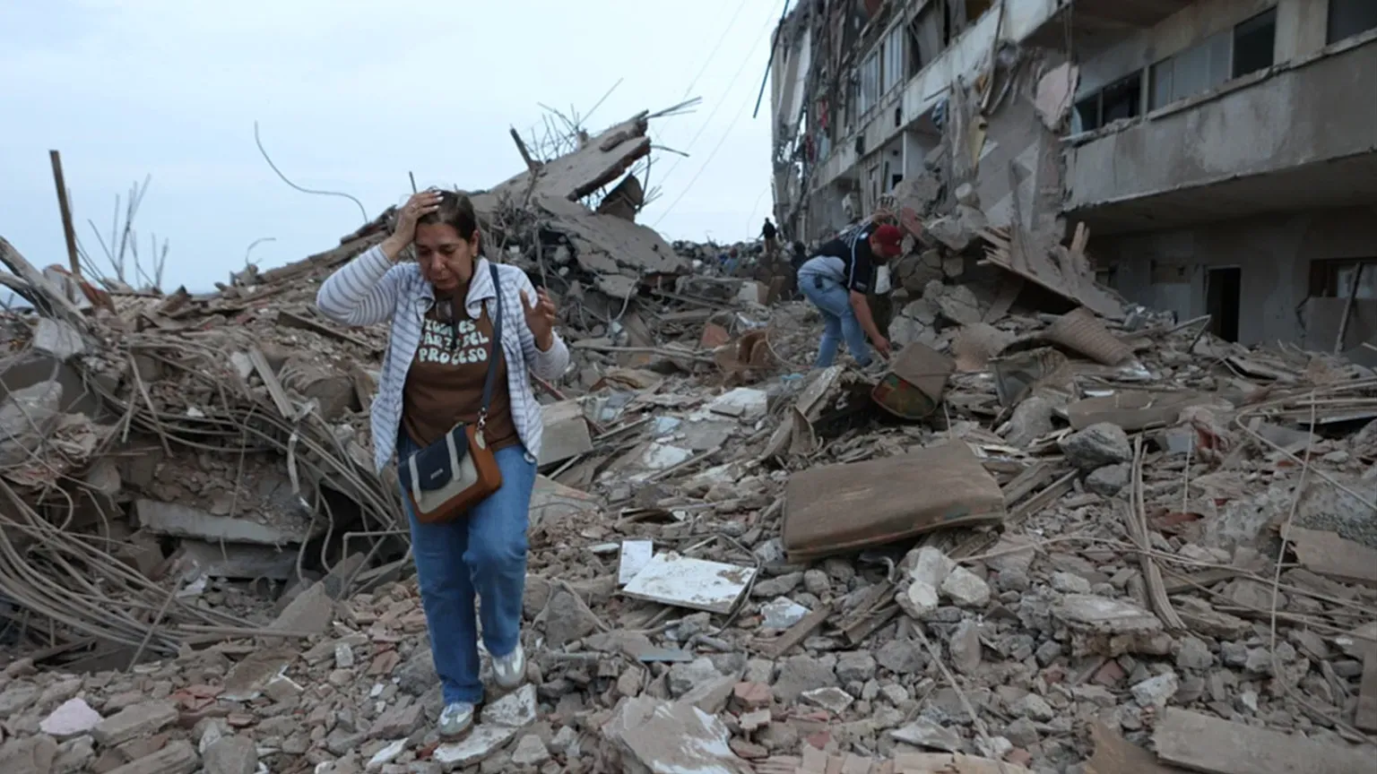 Contra reloj: 17 países envían rescatistas a Venezuela mientras se agota la esperanza de hallar sobrevivientes