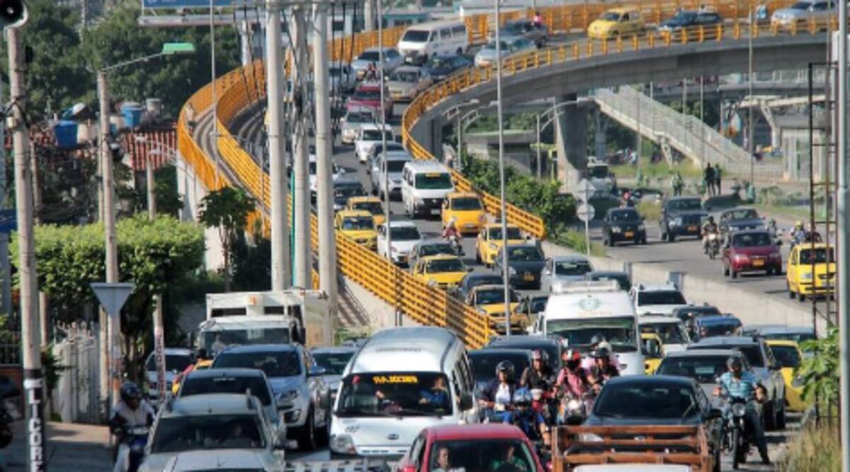 Crece número de vehículos  y el Área Metropolitana no tiene carreteras ni calles.