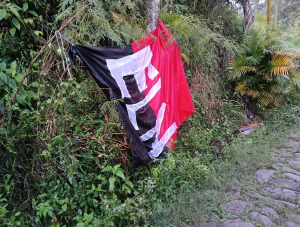 Encuentran bandera de grupo armado en vía entre Duitama y Charalá; autoridades activaron protocolos de seguridad