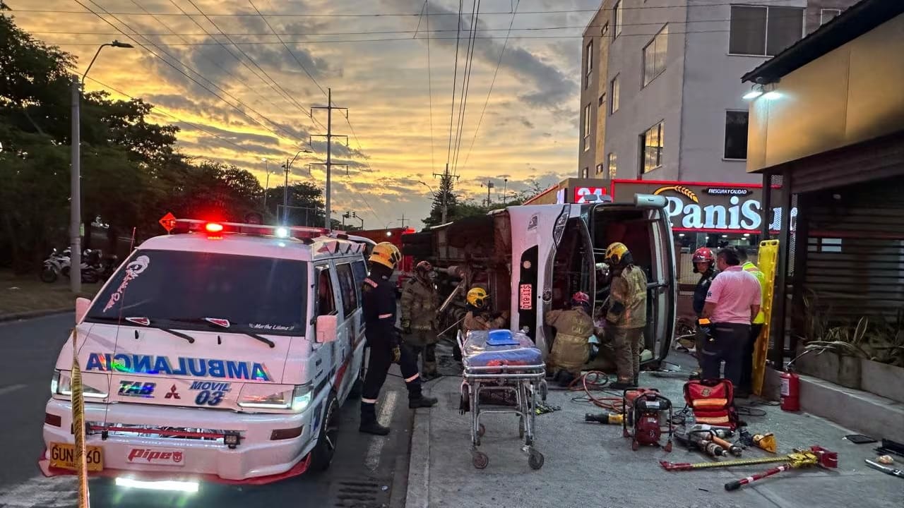 Bus escolar terminó volcado en una curva de Cali; conductor quedó atrapado y resultó herido