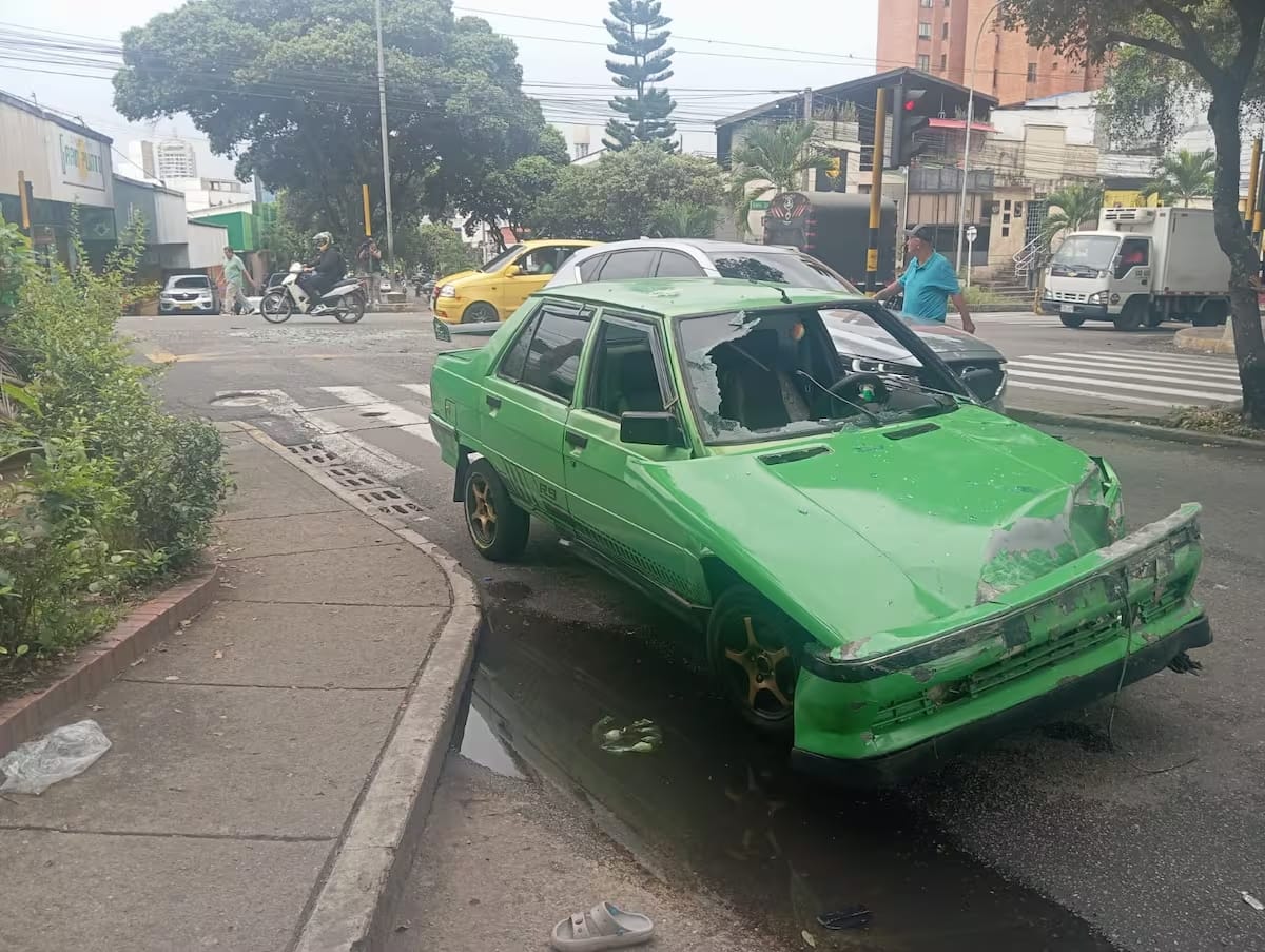 Fuerte choque entre buseta y un Renault 9 dejó dos heridos cerca del Hospital Universitario de Santander