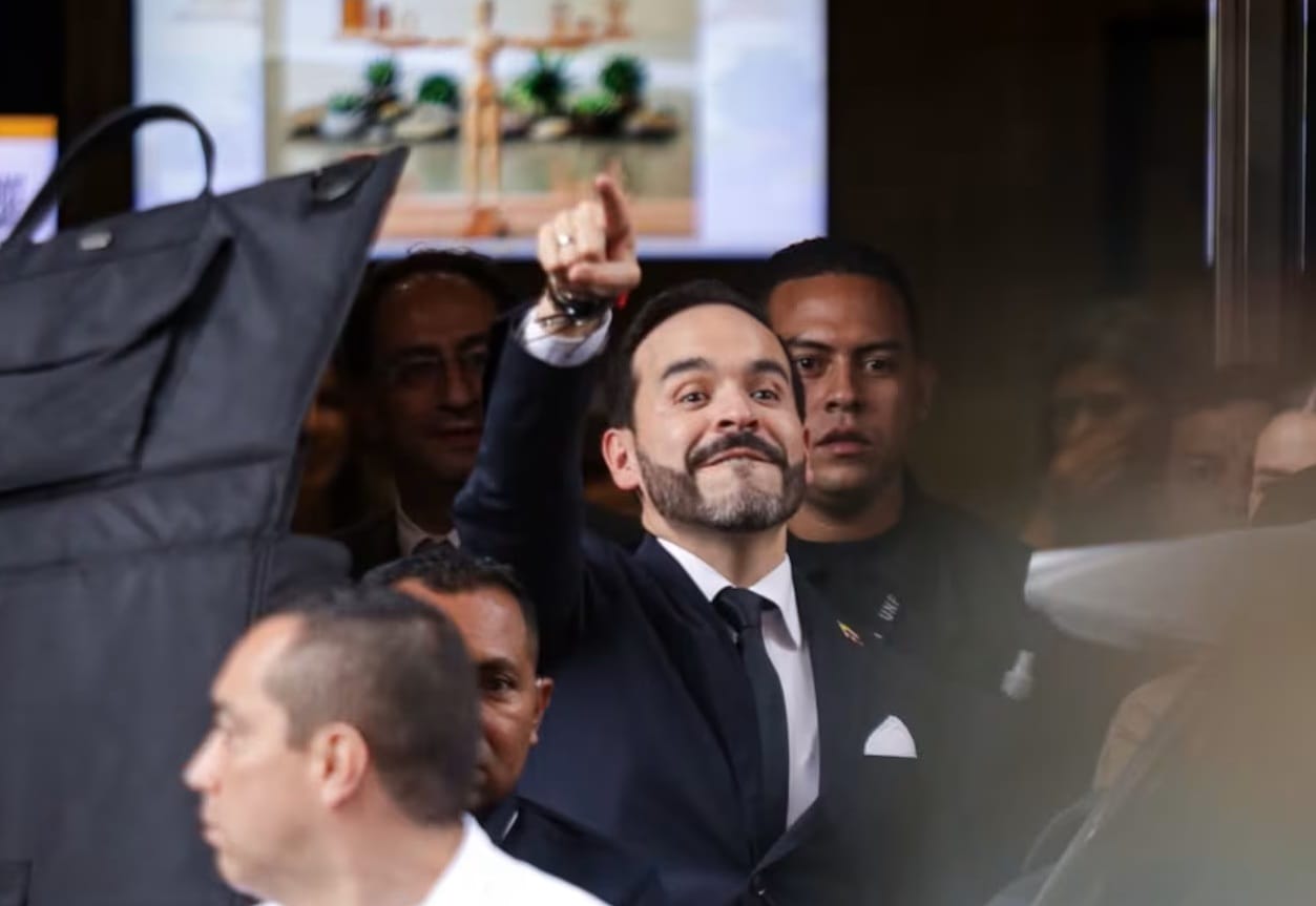 De la Espriella denunció a Petro por supuesto ‘tumbe’ con $370.000 millones durante el empalme ¿Será cierto?