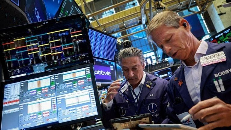 Wall Street rompe nuevos récords impulsado por resultados empresariales y caída del petróleo