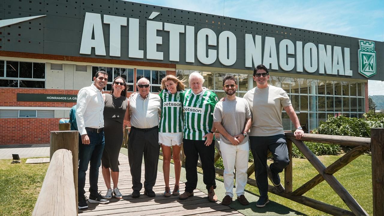 Boris Johnson sorprendió con visita a Atlético Nacional