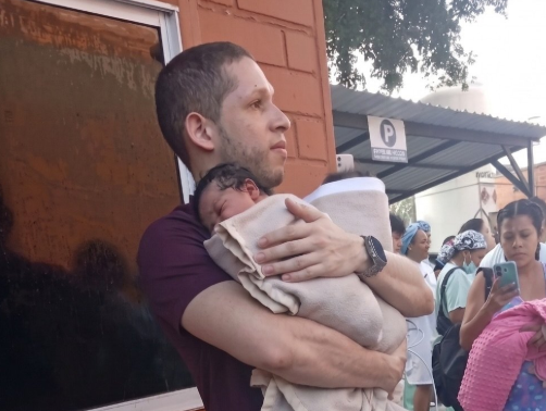 Arriesgó su vida en el terremoto: Médico reingresa a la clínica para salvar a recién nacidos