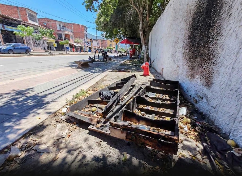 Estudiantes están rodeados con desechos de todo tipo en Girón