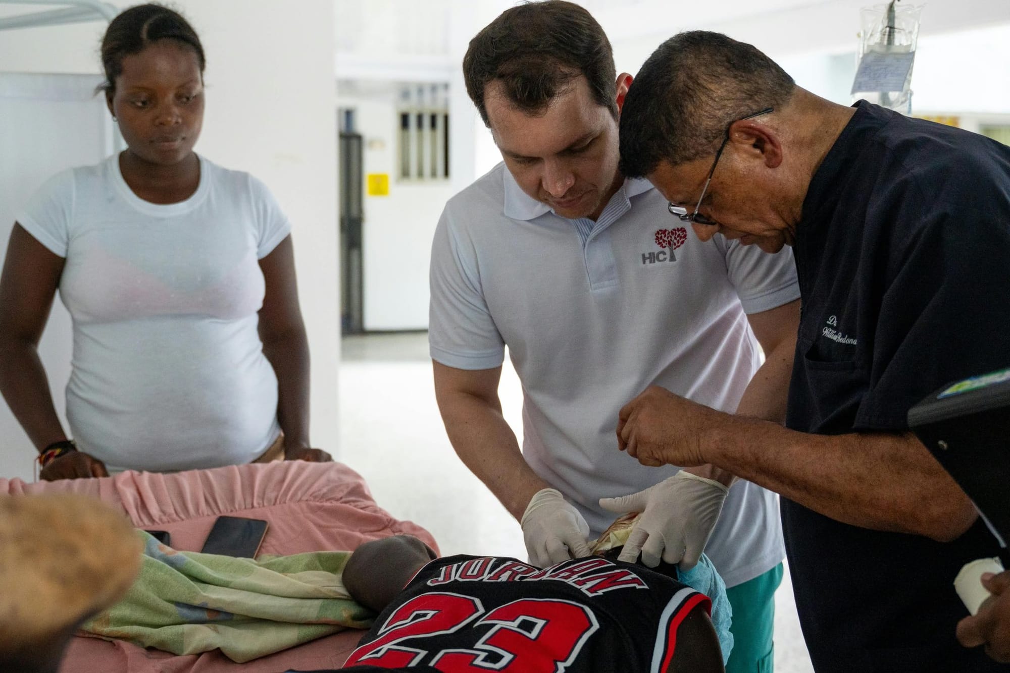Médicos de Santander ya operan a pacientes afectados por el terremoto en Buenaventura